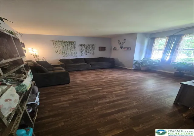 Homes for sale in Slatington, PA | 1077 Oakhurst Dr, Slatington, PA 18080 | MLS# 777883