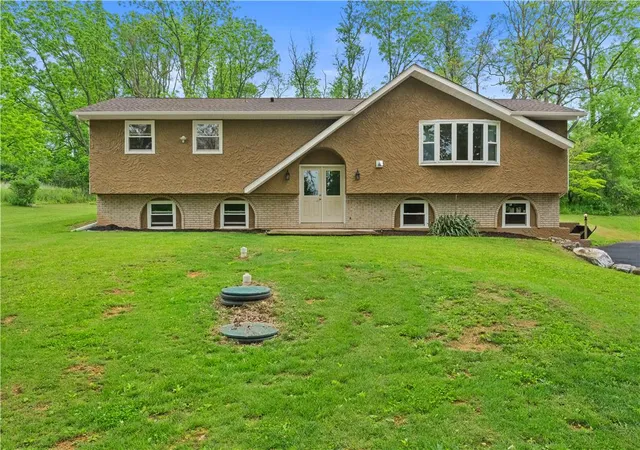 2nd image of 1040 Riverview Dr, Lehigh Twp, PA 18088 | MLS# 777897