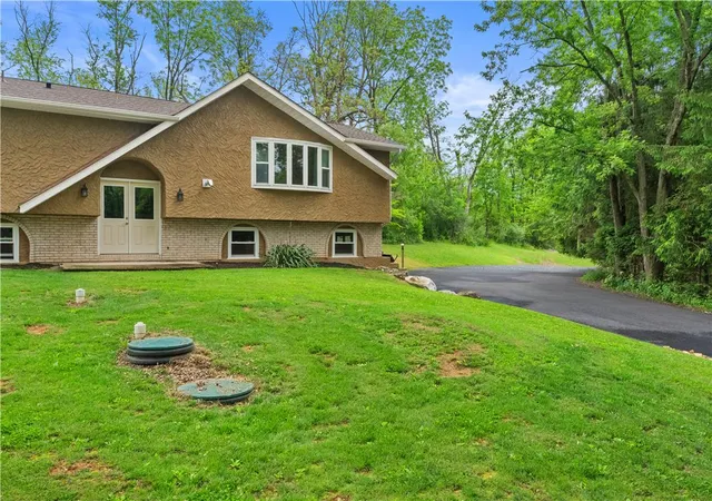 3rd image of 1040 Riverview Dr, Lehigh Twp, PA 18088 | MLS# 777897