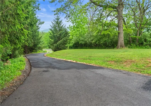 4th image of 1040 Riverview Dr, Lehigh Twp, PA 18088 | MLS# 777897