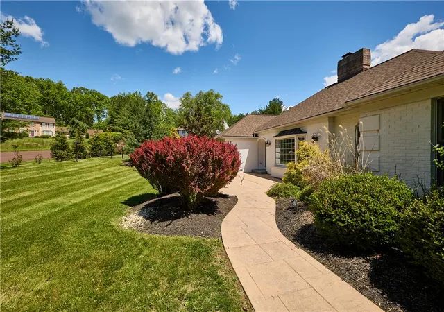 Homes for sale in Bethlehem City, PA | 1989 W Point Dr, Bethlehem City, PA 18015 | MLS# 776816