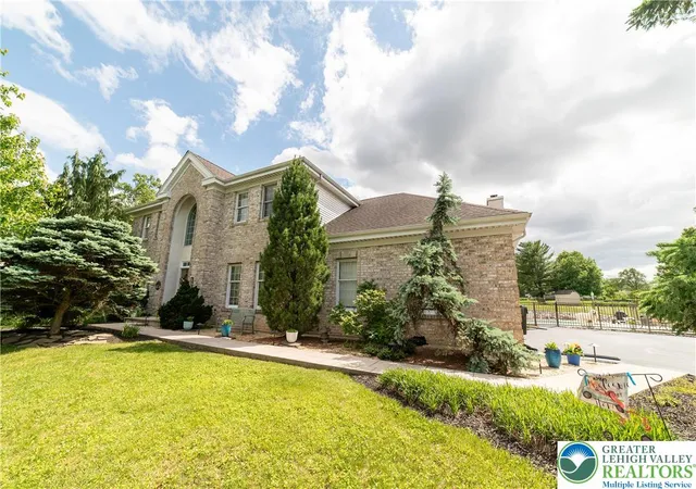 Homes for sale in Upper Macungie Twp, PA | 5526 Holiday Dr, Upper Macungie Twp, PA 18104 | MLS# 777936