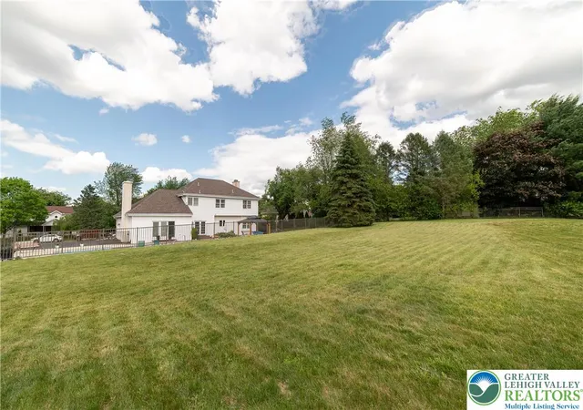 Homes for sale in Upper Macungie Twp, PA | 5526 Holiday Dr, Upper Macungie Twp, PA 18104 | MLS# 777936