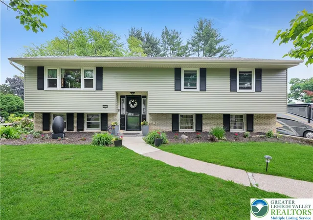 Homes for sale in Lower Macungie Twp, PA | 5970 Club House Ln, Lower Macungie Twp, PA 18106 | MLS# 777312