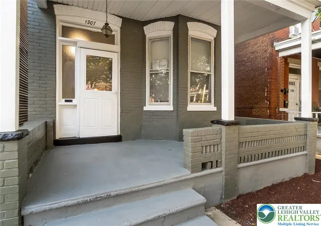 Homes for sale in Easton, PA | 1307 Washington St, Easton, PA 18042 | MLS# 778094