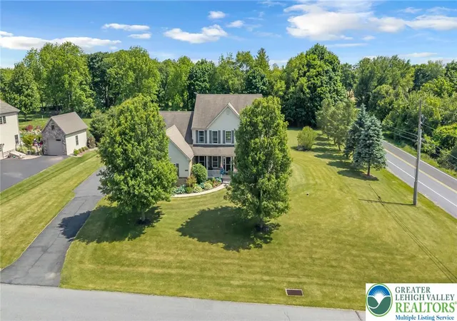 Homes for sale in Bushkill Twp, PA | 204 Bushkill Ridge Rd, Bushkill Twp, PA 18091 | MLS# 778128