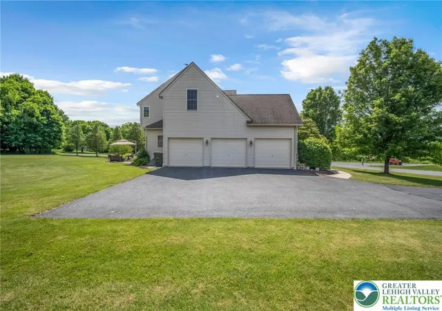 Homes for sale in Bushkill Twp, PA | 204 Bushkill Ridge Rd, Bushkill Twp, PA 18091 | MLS# 778128