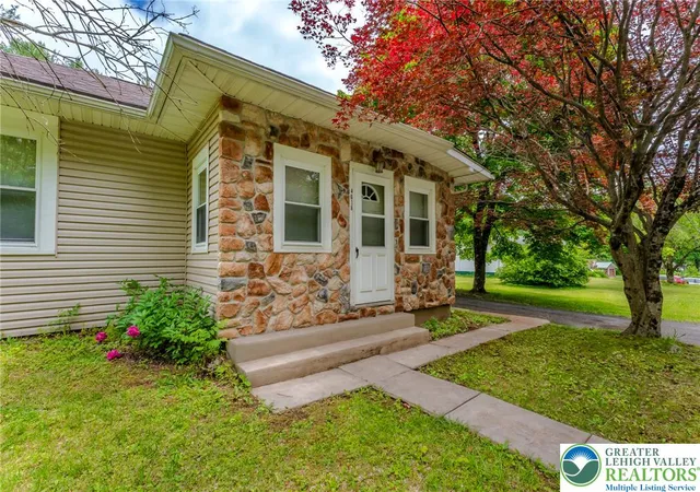 Homes for sale in Franklin Twp, PA | 4618 Long Run Rd, Franklin Twp, PA 18235 | MLS# 778696