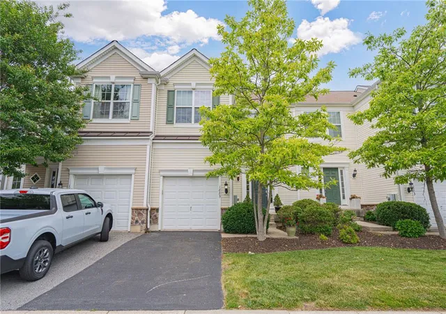 Homes for sale in South Whitehall Twp, PA | 1885 Hemming Wy, South Whitehall Twp, PA 18069 | MLS# 778664