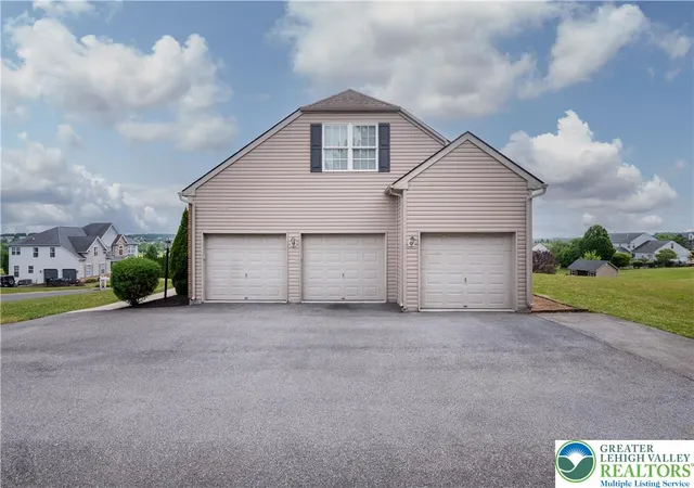 Homes for sale in North Whitehall Twp, PA | 5520 Skyline Dr, North Whitehall Twp, PA 18078 | MLS# 778859