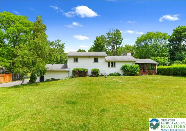 Homes for sale in Stroud Twp, PA | 407 Colonial Dr, Stroud Twp, PA 18360 | MLS# 778875
