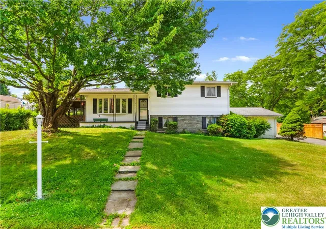 Homes for sale in Stroud Twp, PA | 407 Colonial Dr, Stroud Twp, PA 18360 | MLS# 778875