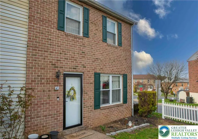 Homes for sale in Whitehall, PA | 41 Eisenhower Cir, Whitehall, PA 18052 | MLS# 778952
