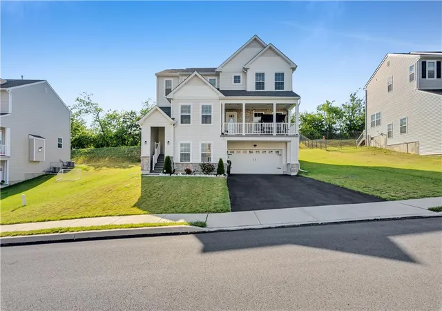 Homes for sale in North Whitehall Twp, PA | 5044 Bellflower Dr, North Whitehall Twp, PA 18078 | MLS# 779180