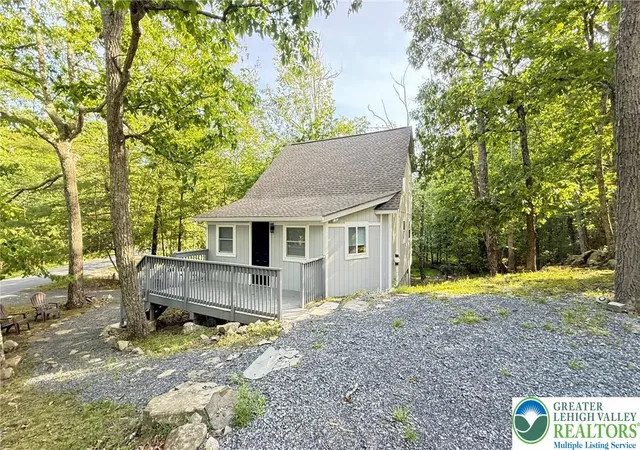 Photo 2 of Single family home for sale at 117 Clifton Dr, Bushkill, PA 18324 | MLS# 779265 | Listing updated on 2026-07-30