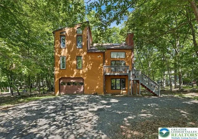 Homes for sale in Stroud Twp, PA | 221 Somerset Dr, Stroud Twp, PA 18301 | MLS# 779293