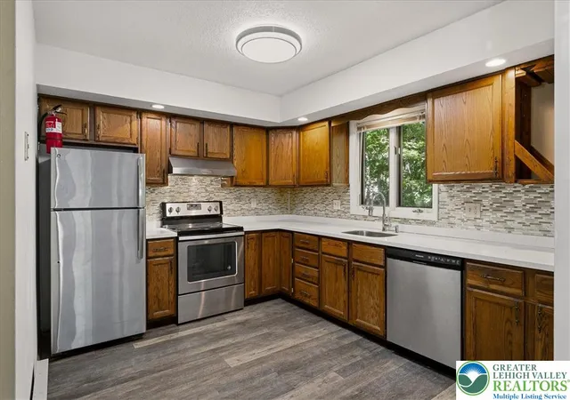 Homes for sale in Stroud Twp, PA | 221 Somerset Dr, Stroud Twp, PA 18301 | MLS# 779293