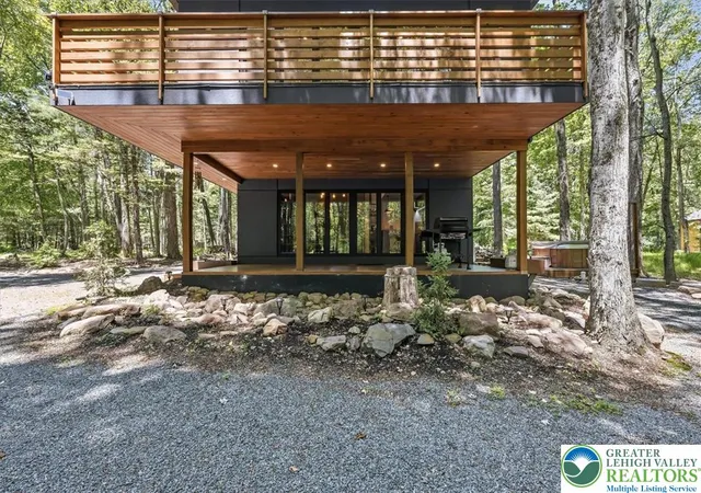 4th image of 1142 Oakland Pl, Pocono Pines, PA 18350 | MLS# 779132