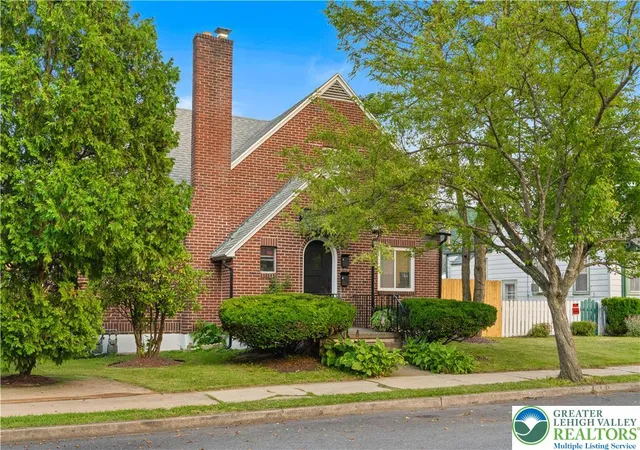 Homes for sale in Bethlehem City, PA | 726 Seneca St, Bethlehem City, PA 18015 | MLS# 779403