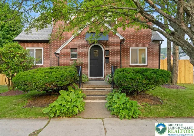 Homes for sale in Bethlehem City, PA | 726 Seneca St, Bethlehem City, PA 18015 | MLS# 779403