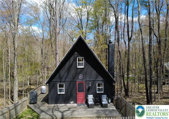 Homes for sale in Tobyhanna Twp, PA | 163 Owassa Dr, Tobyhanna Twp, PA 18347 | MLS# 779480