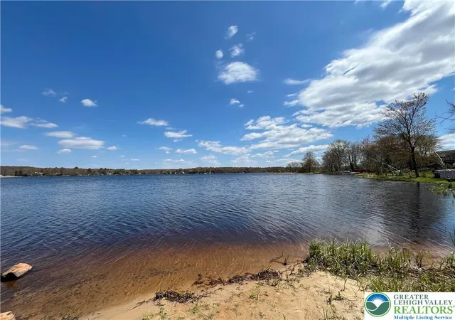 Homes for sale in Tobyhanna Twp, PA | 163 Owassa Dr, Tobyhanna Twp, PA 18347 | MLS# 779480