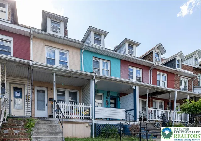 Photo 2 of Townhouse for sale at 204 Clearfield St, Freemansburg, PA 18017 | MLS# 779489 | Listing updated on 2026-07-28