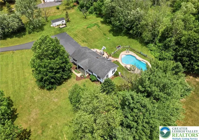 Homes for sale in Bushkill Twp, PA | 732 Bushkill Center Rd, Bushkill Twp, PA 18064 | MLS# 779091