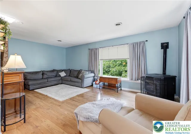 Homes for sale in Bushkill Twp, PA | 732 Bushkill Center Rd, Bushkill Twp, PA 18064 | MLS# 779091