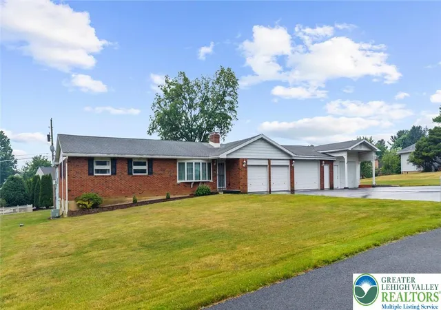 Homes for sale in Upper Macungie Twp, PA | 5824 Holiday Dr, Upper Macungie Twp, PA 18104 | MLS# 779545