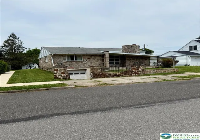 Homes for sale in Hellertown, PA | 880 New York Ave, Hellertown, PA 18055 | MLS# 779727
