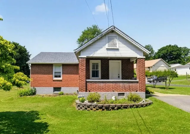 Homes for sale in Palmer Twp, PA | 1166 Stones Crossing Rd, Palmer Twp, PA 18045 | MLS# 779778