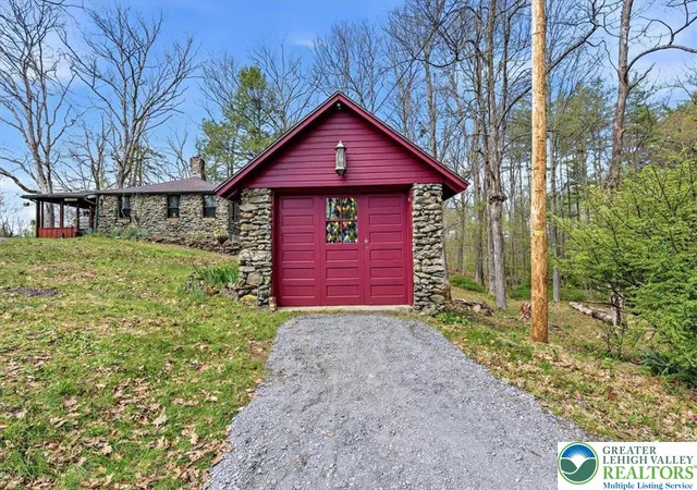 Homes for sale in Middle Smithfield Twp, PA | 248 Fenical Ln, Middle Smithfield Twp, PA 18302 | MLS# 780063