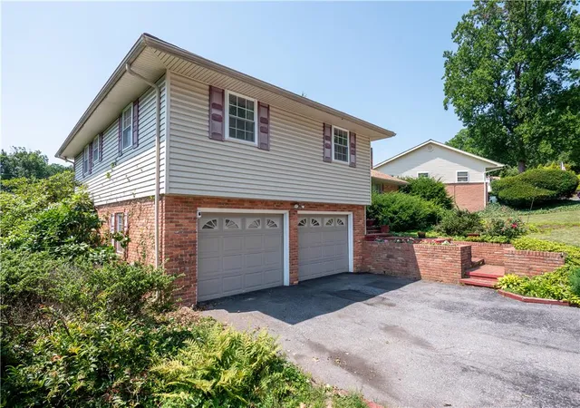 Photo 3 of Sale Pending at 3572 Catherine Ave, Allentown, PA 18103 | MLS# 779810 | Listing updated on 2026-07-09