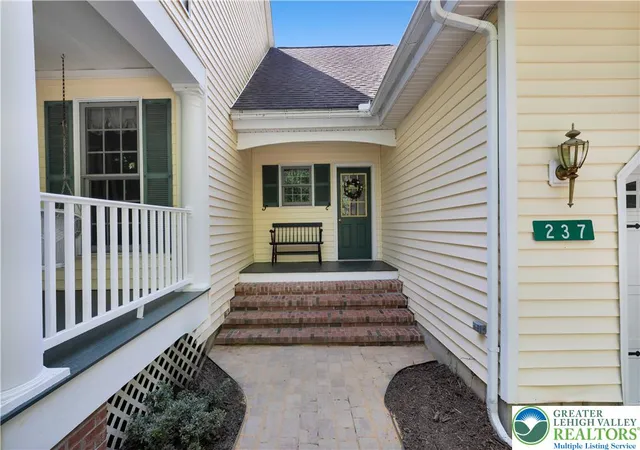 Homes for sale in Stroud Twp, PA | 237 Eastshore Dr, Stroud Twp, PA 18301 | MLS# 780234