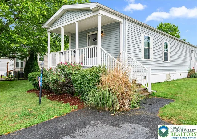 Homes for sale in Allen Twp, PA | 226 Greenbriar Dr S, Allen Twp, PA 18014 | MLS# 780333