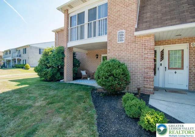 Homes for sale in Lower Macungie Twp, PA | 2705 Rolling Green Dr, Lower Macungie Twp, PA 18062 | MLS# 780195