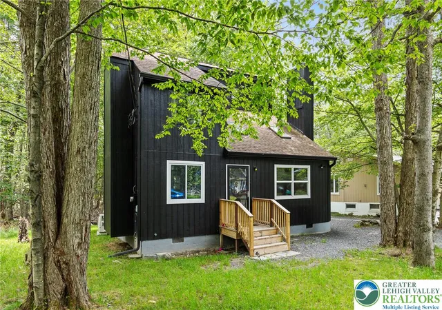 Homes for sale in Coolbaugh Twp, PA | 7079 Boulder Ct, Coolbaugh Twp, PA 18466 | MLS# 780381