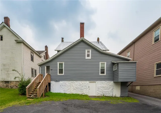 Photo 4 of Single family home for sale at 156 W Central Ave, Bangor, PA 18013 | MLS# 780132 | Listing updated on 2026-07-29