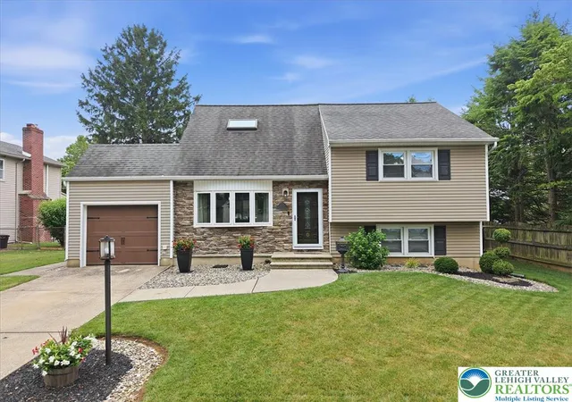 Homes for sale in Bethlehem City, PA | 1928 Woodbury Rd, Bethlehem City, PA 18017 | MLS# 780472