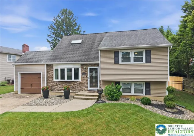 Homes for sale in Bethlehem City, PA | 1928 Woodbury Rd, Bethlehem City, PA 18017 | MLS# 780472