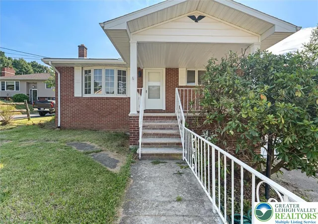 Homes for sale in Moosic, PA | 3606 Springer Ave, Moosic, PA 18507 | MLS# 780509