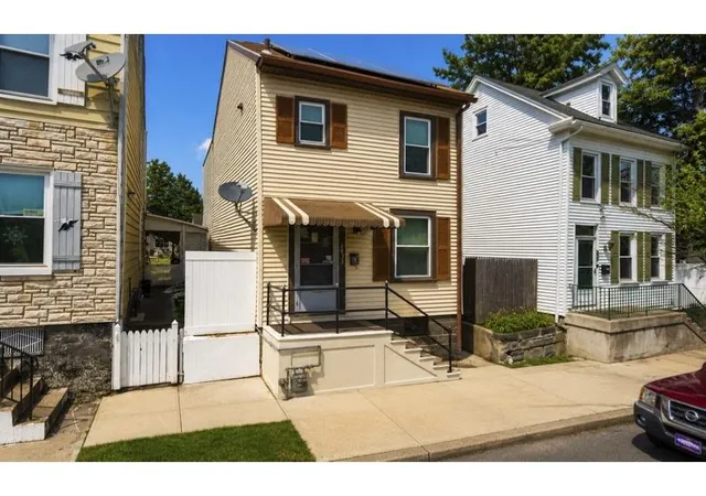 3rd image of 1433 Ferry St, Easton, PA 18042 | MLS# 780372