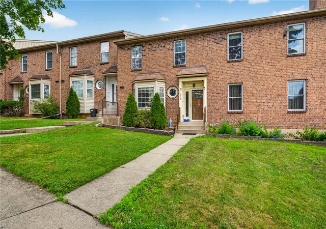 3rd image of 1910 Alberta Dr, Whitehall, PA 18052 | MLS# 780380