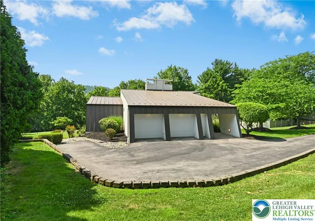 Photo 4 of Single family home for sale at 80 Sutton Pl, Easton, PA 18045 | MLS# 780151 | Listing updated on 2026-07-22