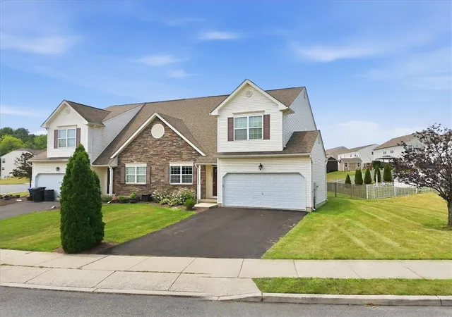 Homes for sale in Allen Twp, PA | 889 Graystone Cir, Allen Twp, PA 18067 | MLS# 780928