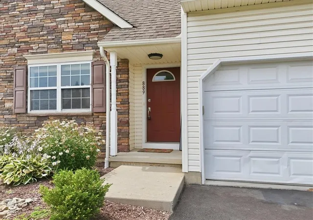 Homes for sale in Allen Twp, PA | 889 Graystone Cir, Allen Twp, PA 18067 | MLS# 780928