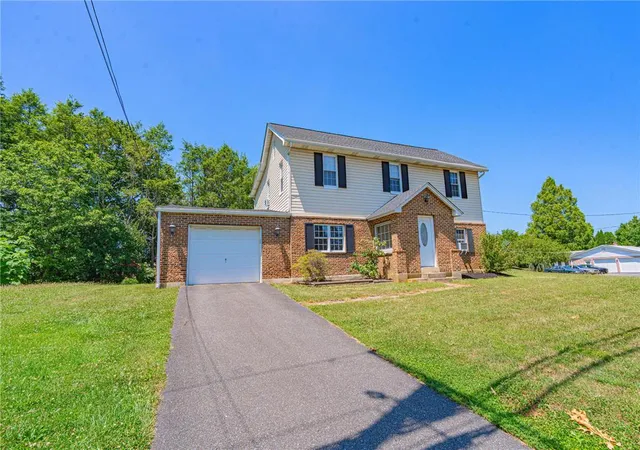 Photo 2 of Single family home for sale at 4165 E Texas Rd, Allentown, PA 18103 | MLS# 781169 | Listing updated on 2026-07-27