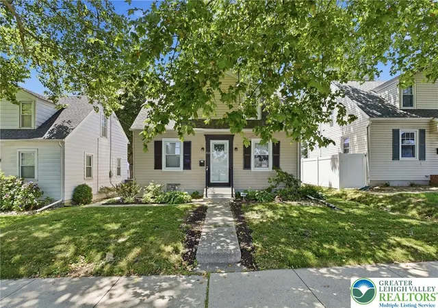 2nd image of 868 N Irving St, Allentown, PA 18109 | MLS# 781136