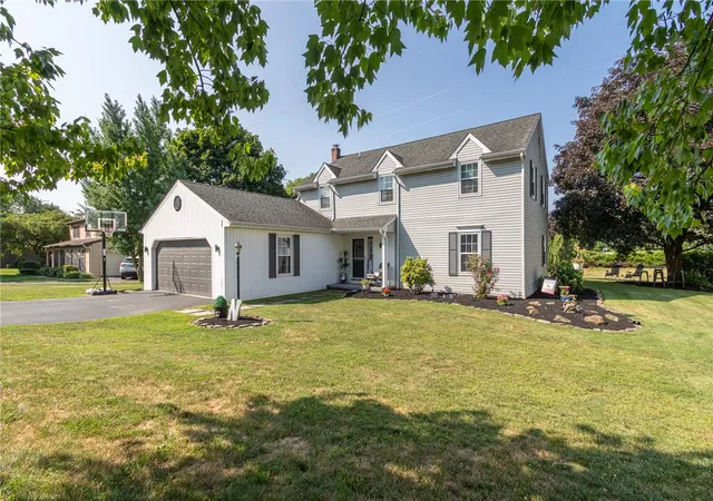 3rd image of 1670 Lamplighter Dr, Macungie, PA 18062 | MLS# 781296